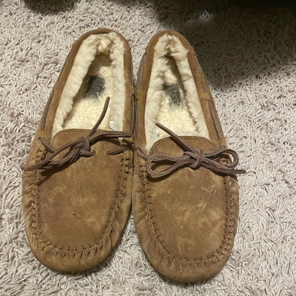 UGG Dakota size 9
